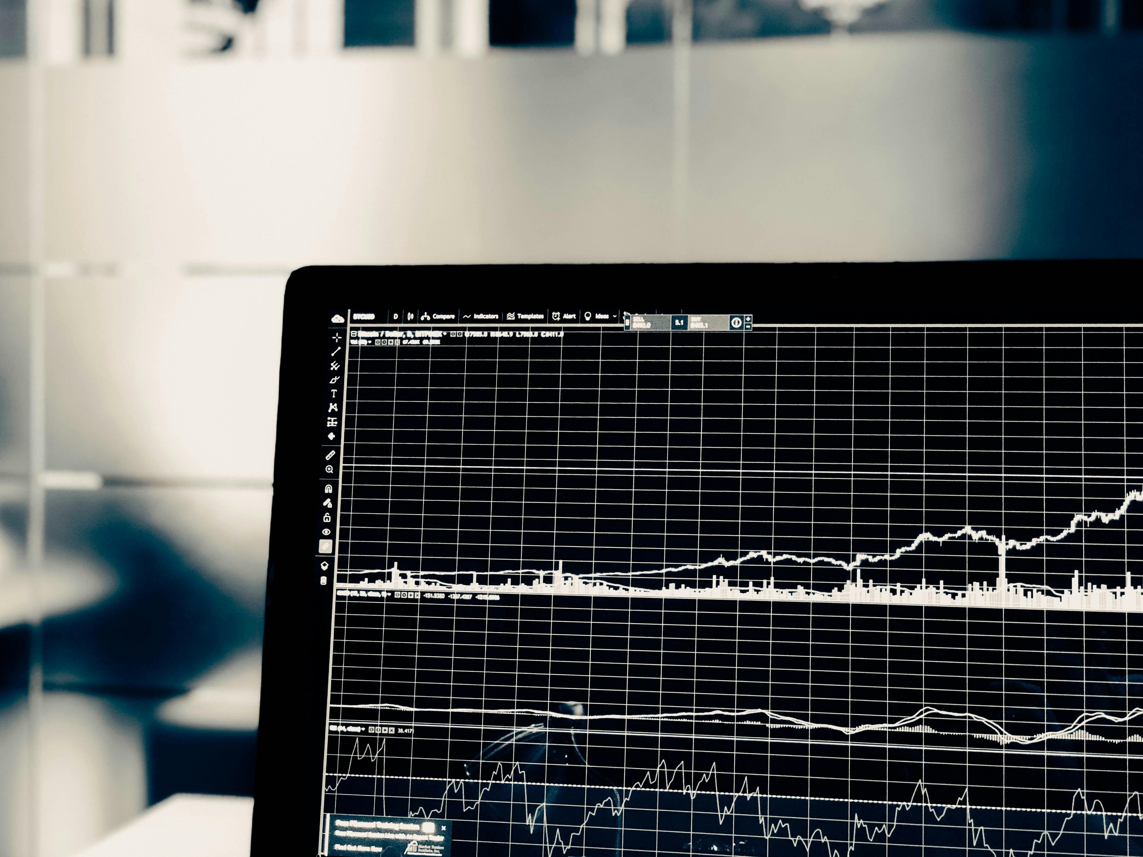Business technology dashboard med datavisualisering på laptop - CRM-system och AI-analys