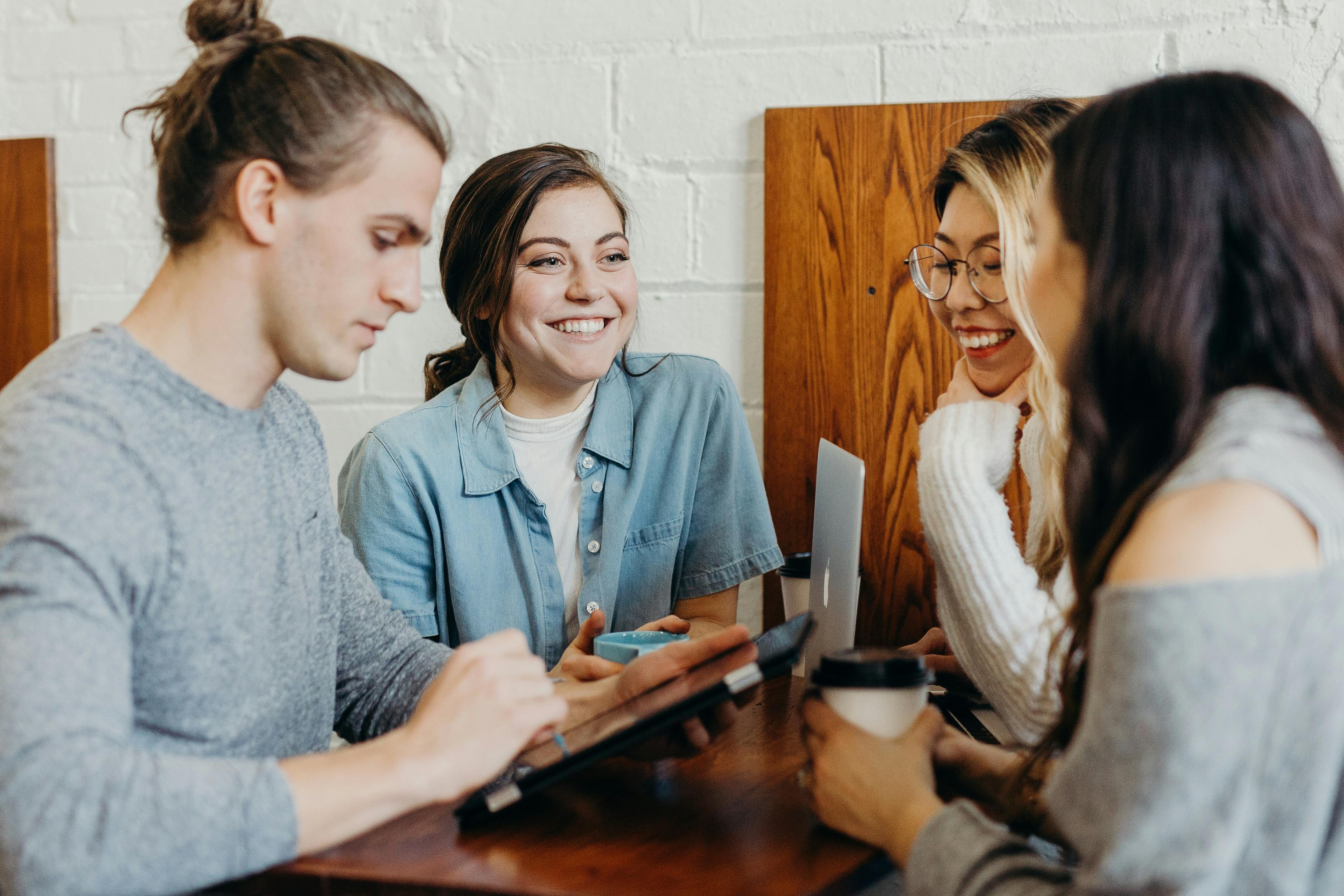 Customer success-team som samarbetar kring kunddata och AI-verktyg för att öka kundlojalitet och minska churn