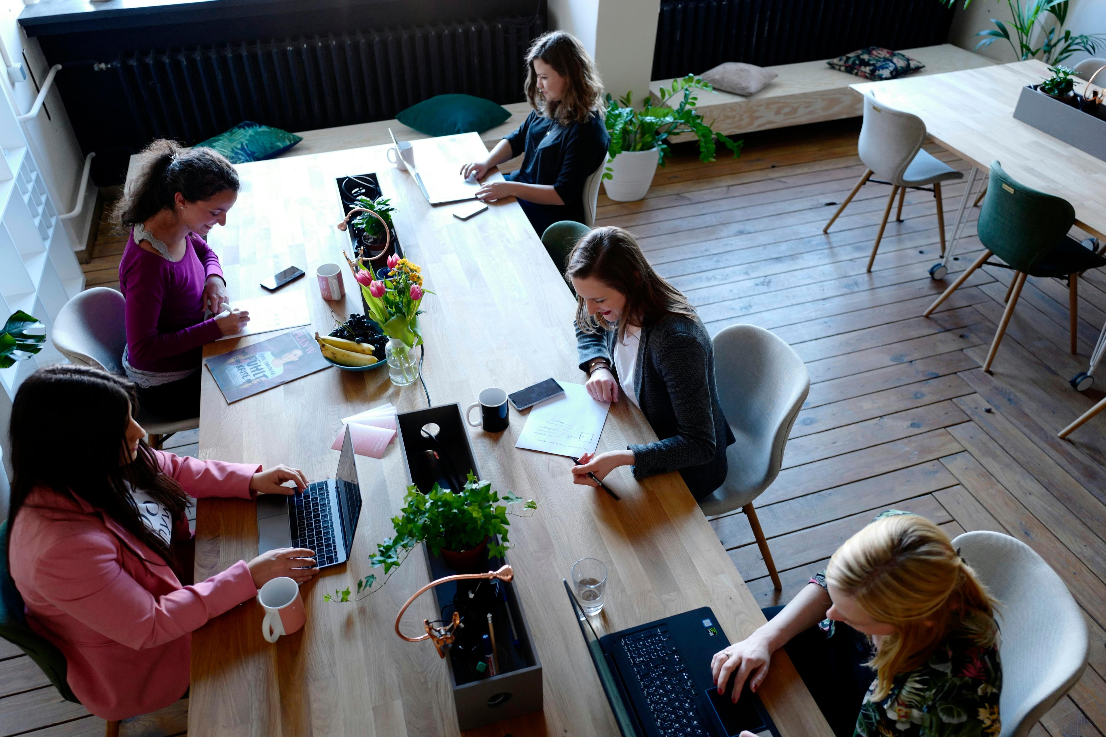Säljteam som samarbetar kring leadsgenerering och digital strategi